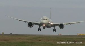 FRIDAY FLYING VIDEO: Dreamliner crosswind landings